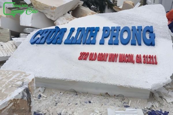 Bảng hiệu chùa Linh Phong chữ nổi trên đá