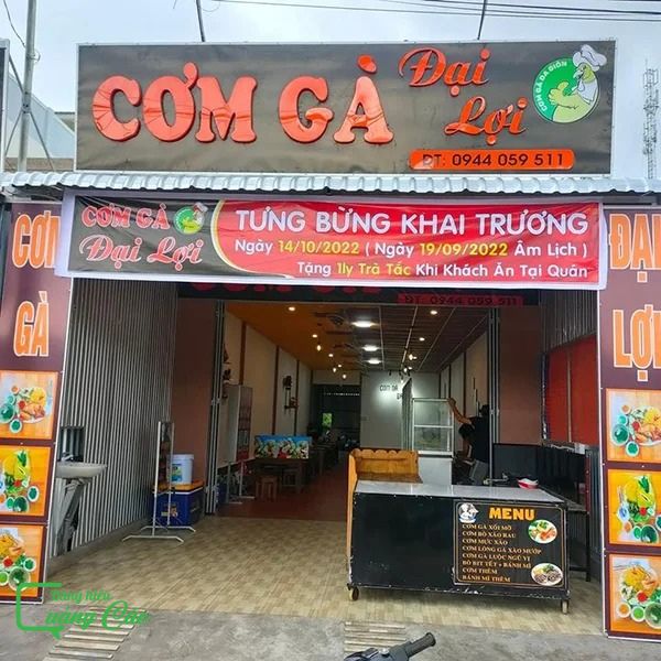 Bảng hiệu cơm gà xối mỡ Đại Lợi