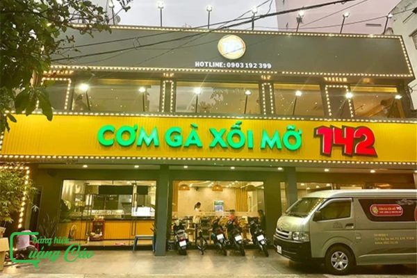 Bảng hiệu cơm gà xối mỡ hợp đèn 142