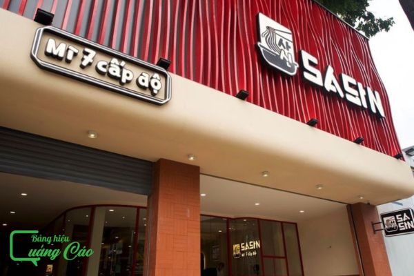 Bảng hiệu mì cay SaSin 7 cấp độ