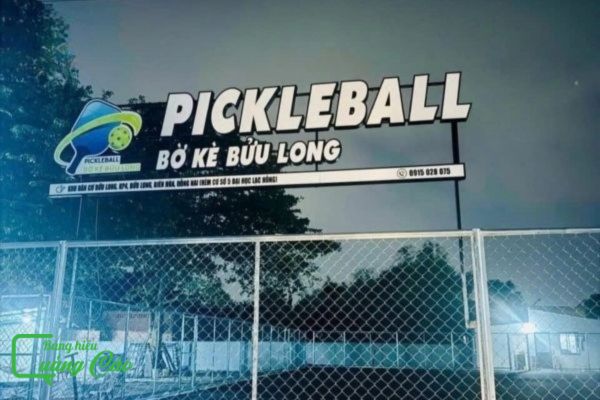Bảng hiệu pickleball hộp đèn mica ở Bửu Long