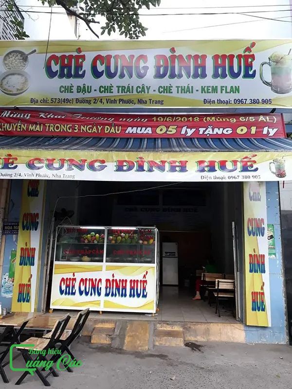Bảng hiệu quán chè Cung Đình Huế