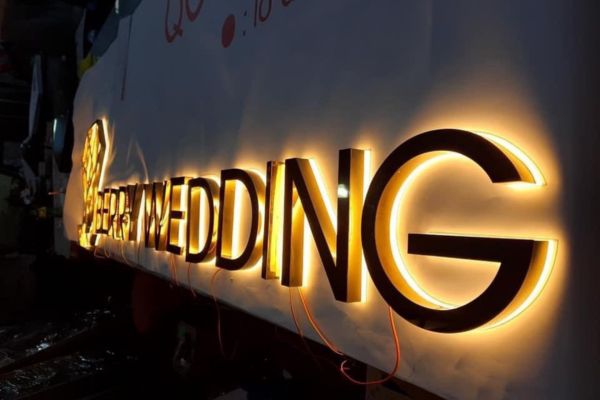 Chữ inox vàng sáng chân nhà hàng Happy Wedding
