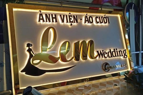 Chữ inox sáng chân cửa hàng áo cưới