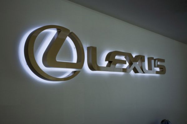 Chữ inox trắng sáng chân cửa hàng xe Lexus