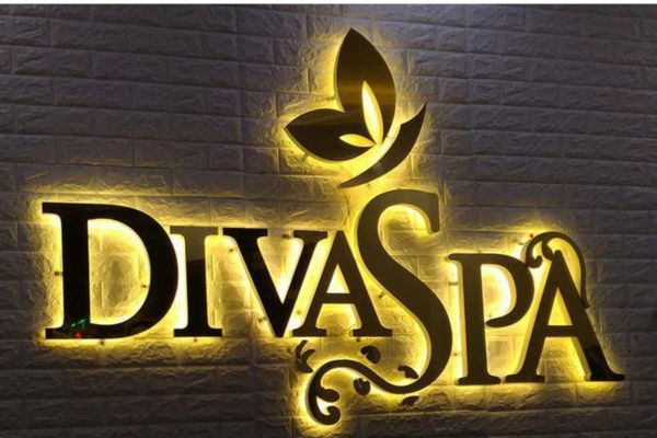 Chữ inox sáng chân tiệm Spa Diva