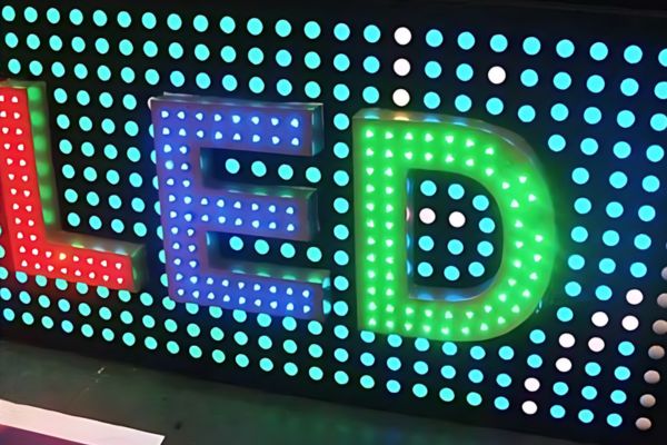 Làm chữ nổi alu cắm đèn LED tại HCM