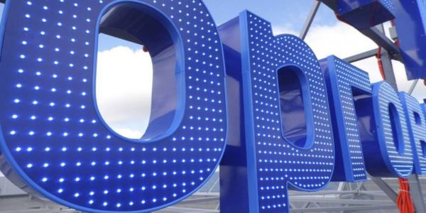 Thi công chữ nổi alu cắm đèn LED trên cao