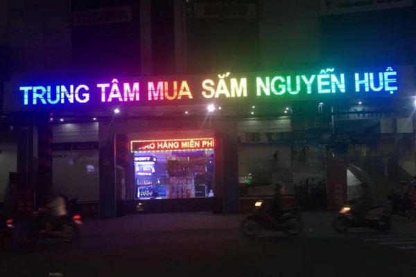 Chữ nổi alu cắm đèn LED trung tâm mua sắm