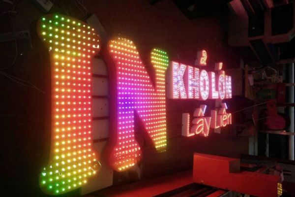 Quy trình làm chữ nổi alu cắm đèn LED lấy liền
