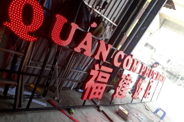 Bảng hiệu chữ nổi alu cắm đèn LED cho quán cơm