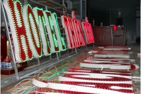 Làm chứ nổi alu cắm đèn LED cho Hotel