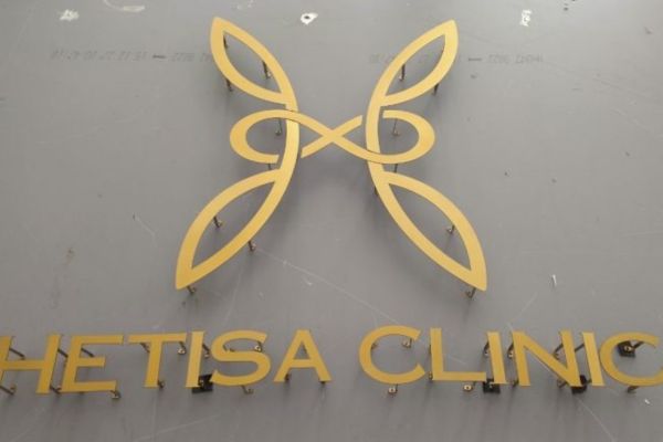 Chữ nổi inox vàng gương Hetisa Clinic