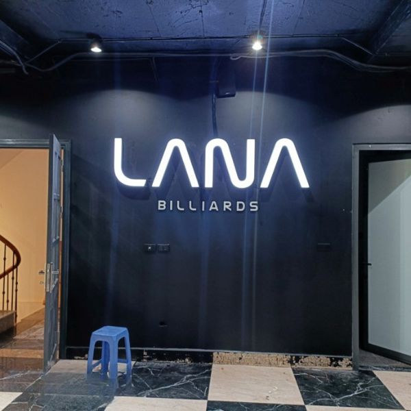 Chữ nổi mica dán tường đèn LEd Lana