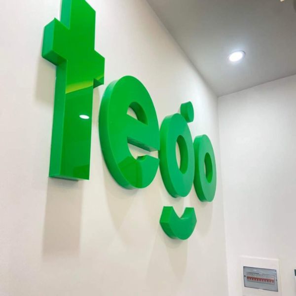 Thi công chữ nổi mica dán tường giá rẻ