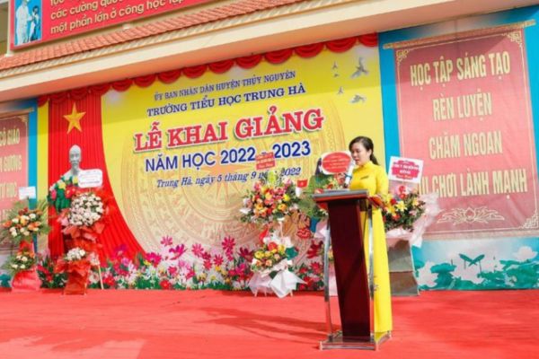 Mẫu backdrop cho trường tiểu học Trung Hà