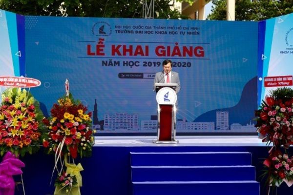 Backdrop khai giảng trường Đại học Khoa Học Tự Nhiên