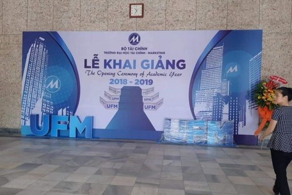 Backdrop khai giảng trường Đại học Tài chính Marketing