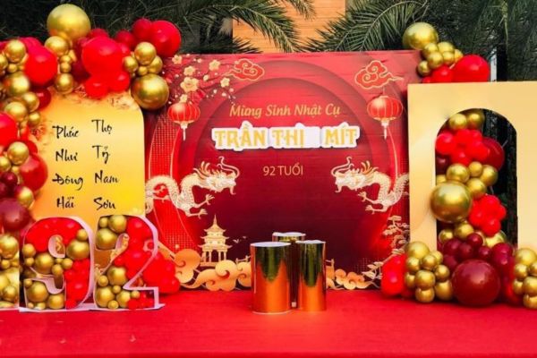 Mẫu backdrop mừng thọ kết hợp truyền thống và hiện đại