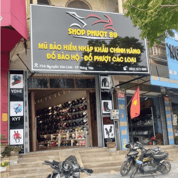 Bảng hiệu shop nón bảo hiểm đa vật liệu