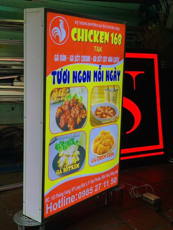 Biển hộp đèn bạt Hiflex đứng quán Chicken 168
