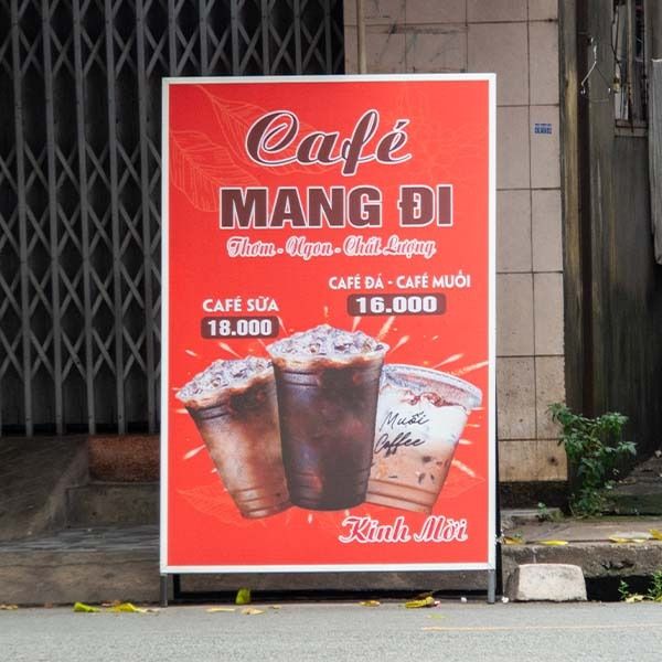 Biển vẫy bạt quán cà phê lề đường