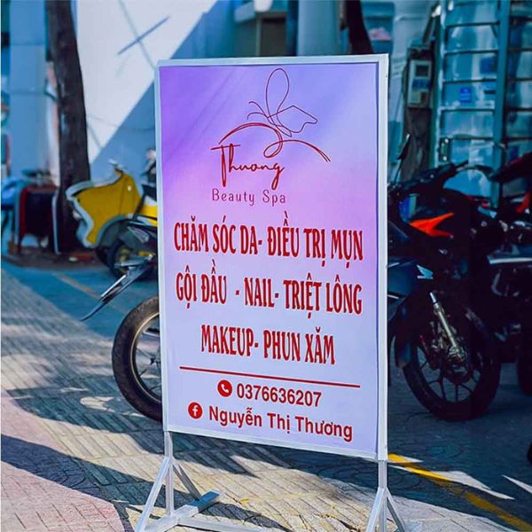 Biển vẫy đứng spa Thương