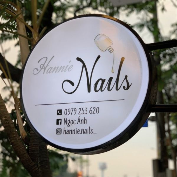 Biển vẫy hộp đèn mica hút nổi tròn tiệm Nail