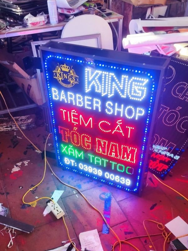 Thi công biển vẫy led tiệm Barber Shop