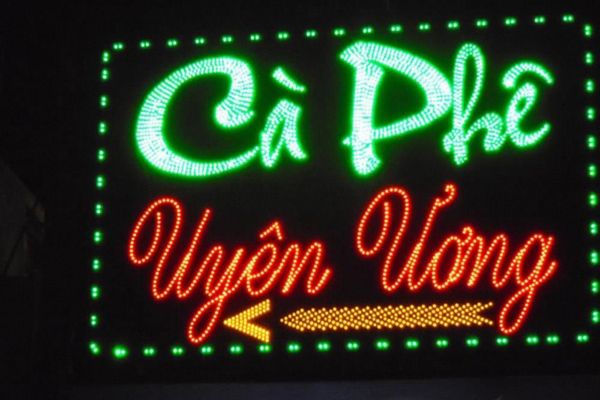 Biển vẫy led cà phê Uyên Ương