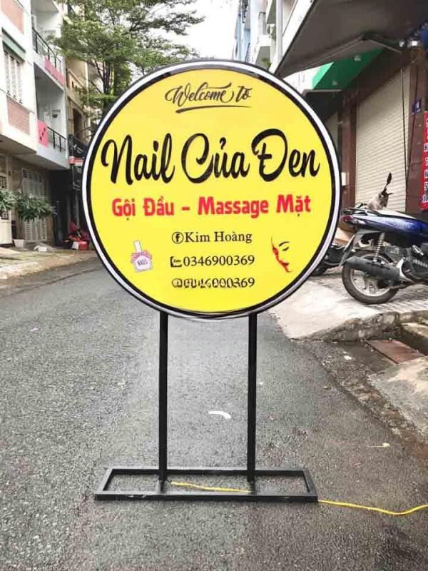 Biển vẫy đứng hộp đèn tiệm nail của Đen