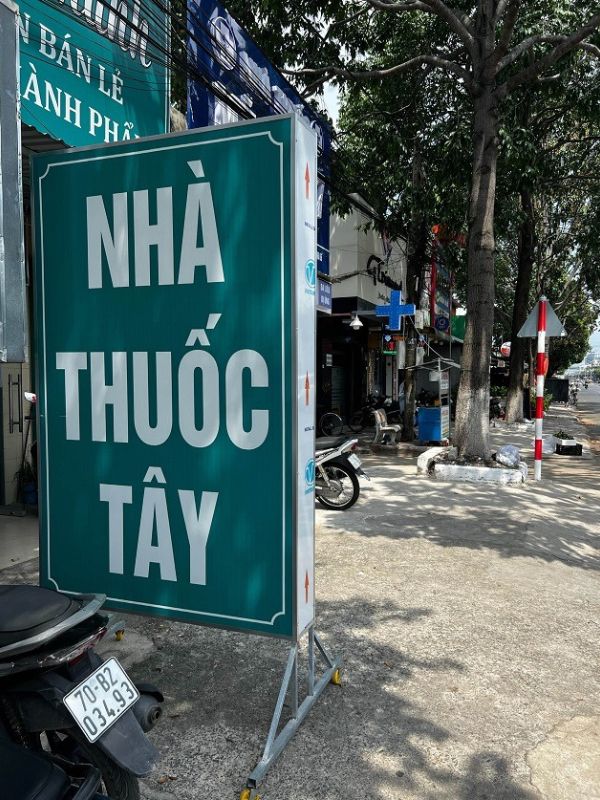 Biển vẫy nh&agrave; thuốc t&acirc;y chuẩn, thu h&uacute;t
