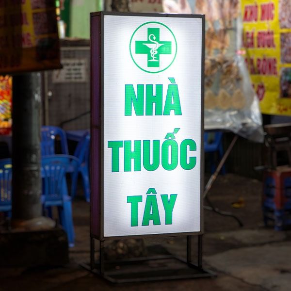 Biển vẫy quầy thuốc t&acirc;y hộp đ&egrave;n bạt hiflex gi&aacute; rẻ