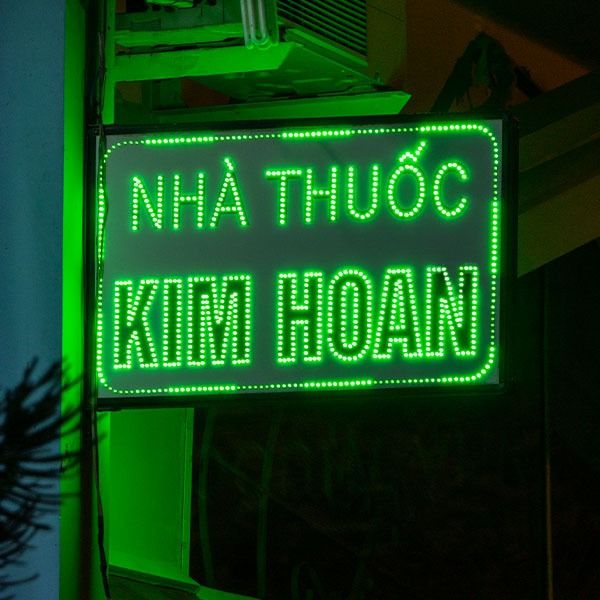 Biển vẫy nh&agrave; thuốc t&acirc;y đ&egrave;n LED Kim Hoan