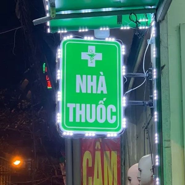 Mẫu biển vẫy quầy thuốc t&acirc;y đ&egrave;n LED thu h&uacute;t