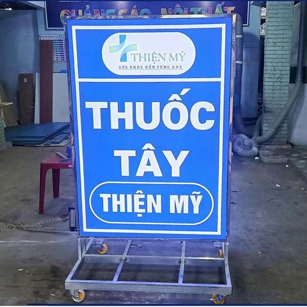 Biển vẫy nh&agrave; thuốc t&acirc;y hộp đ&egrave;n bạt hiflex Thiện Mỹ