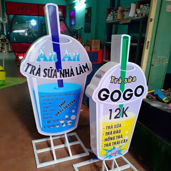Biển vẫy trà sữa theo hình dáng ly trà sữa 