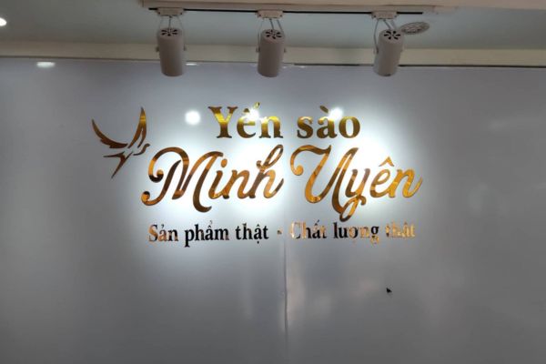 Thi công chữ nổi alu gương vàng Yến sào Minh Uyên
