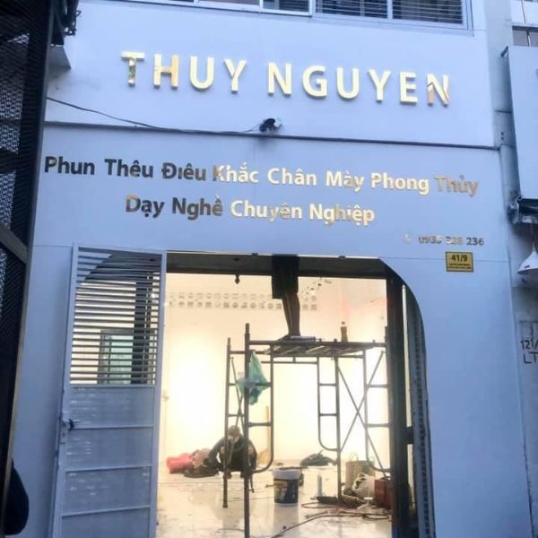 Chữ nổi inox xước tiệm Spa Thuy Nguyen