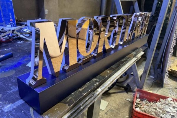 Gia công chữ nổi inox xước sáng chân ở TPHCM