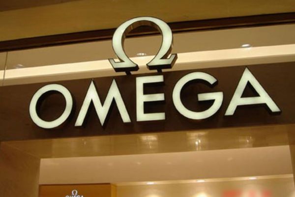Chữ nổi mica viền inox cửa hàng trang sức Omega