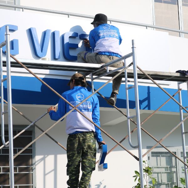 Thi công bảng hiệu công ty bằng chất liệu mica