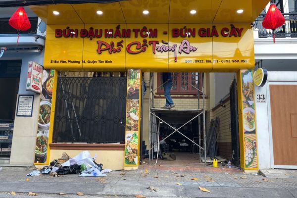 Bảng hiệu alu chữ nổi bún đậu mắm tôm ở Tây Thạnh