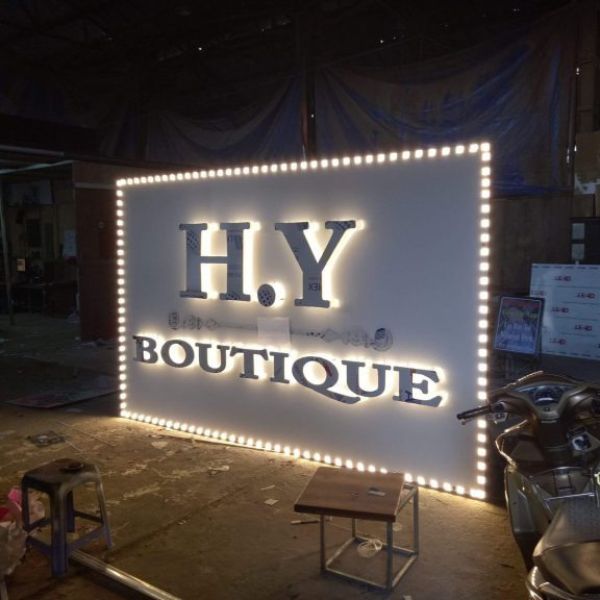 Thi c&ocirc;ng bảng hiệu quảng c&aacute;o quận T&acirc;n Ph&uacute; shop quần &aacute;o Boutique