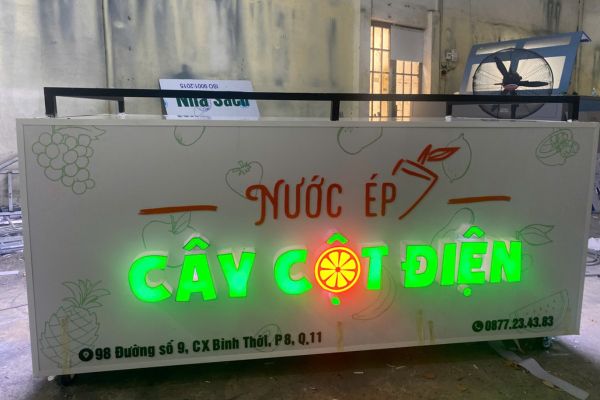 Thi c&ocirc;ng bảng hiệu quảng c&aacute;o qu&aacute;n sinh tố nước &eacute;p