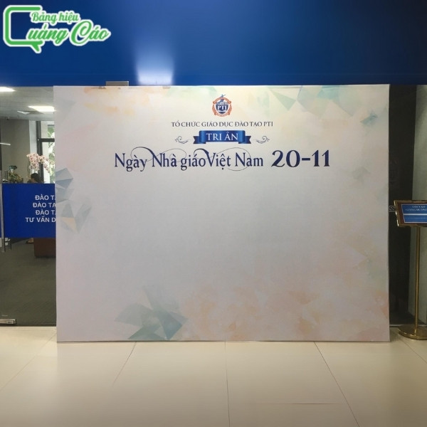 Backdrop đẹp, đơn giản tri ân Ngày Nhà giáo Việt Nam của tổ chức giáo dục đào tạo PTI tại quận 4