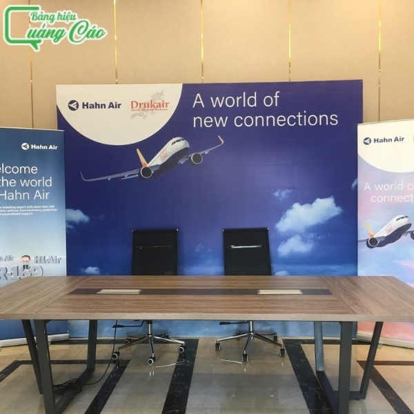 Backdrop của hãng hàng không Hahn Air tại quận 4