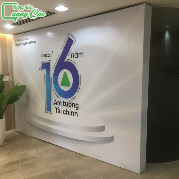 Mẫu backdrop kỷ niệm ngày thành lập công ty tài chính chứng khoán Vietcap tại quận 4