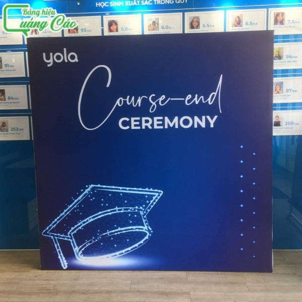 Mẫu backdrop lễ vinh danh, tốt nghiệp cho học viên tại trung tâm tiếng anh Yola tại quận 4