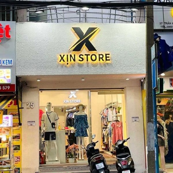 Bảng hiệu cemboard shop quần áo Xịn Store